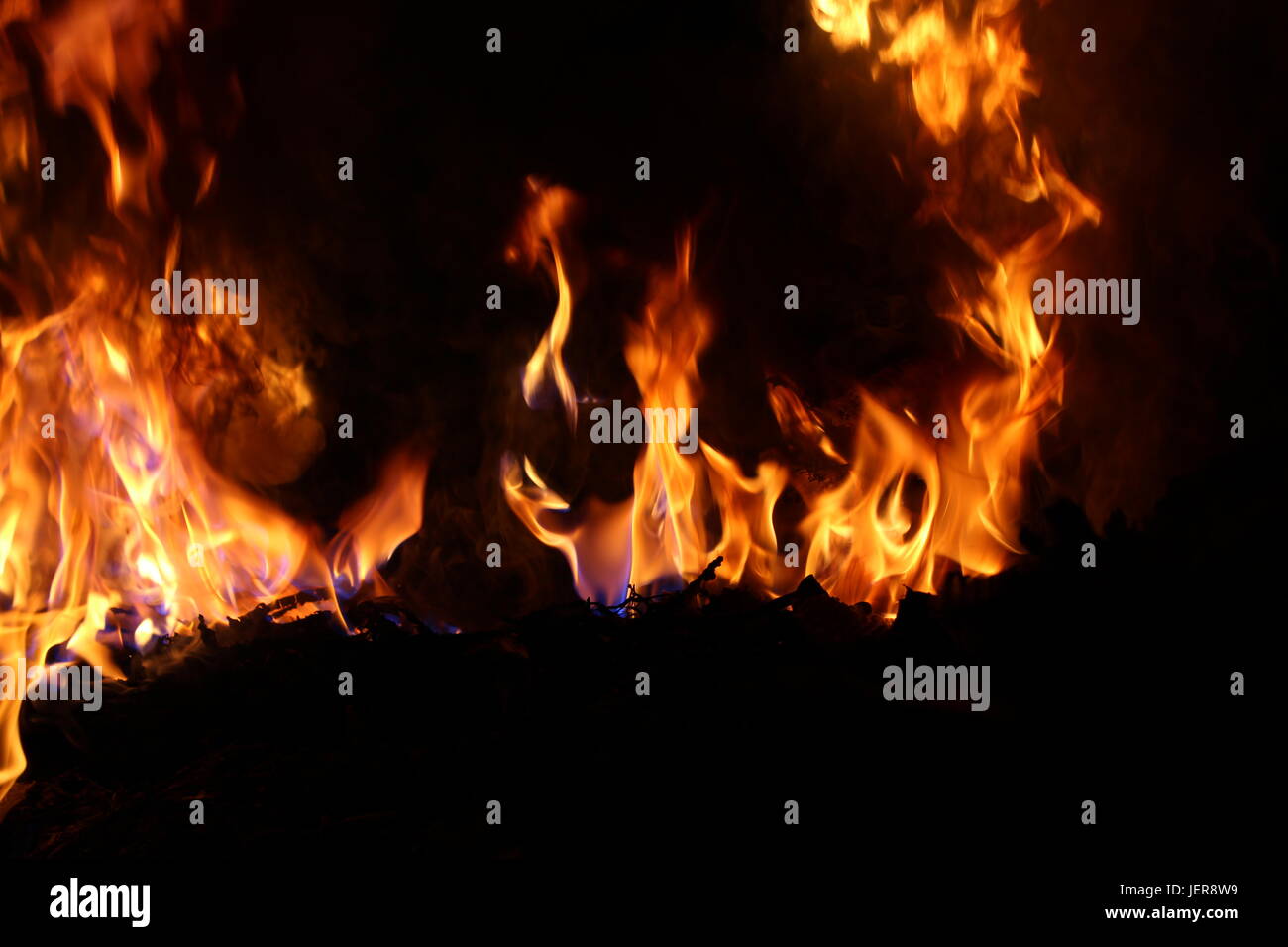 Feuer mit Flammen durch die unschuldige Luft fliegen. Die Flammen nagen an das Holz während des Brennens wuchert eine gemütliche Settle Wärme abgibt. Stockfoto