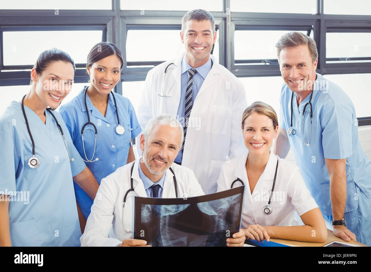 Medizinisches Team hält einen Röntgen-Bericht Stockfoto