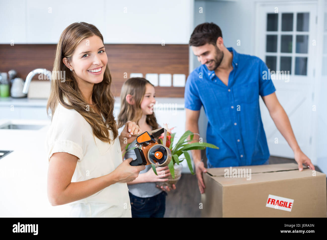 Porträt der Frau hilft Familie in Verpackung Stockfoto