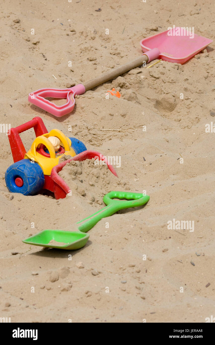 Kinder-Spielzeug im Sandkasten Spielplatz Stockfoto