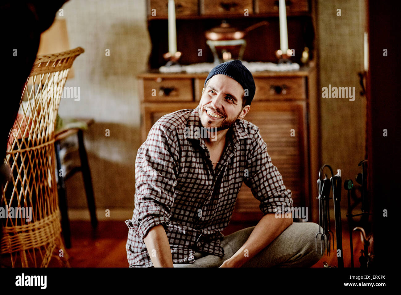Lächelnd jungen Mann in kariertes Hemd Stockfoto