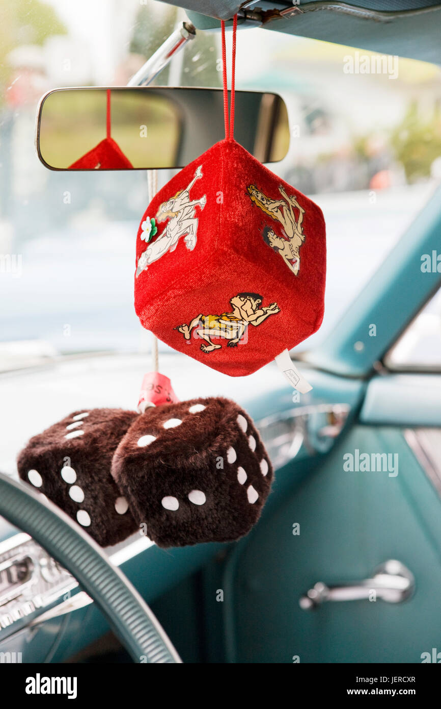Pelzigen Würfel von den Rückspiegel im Auto hängen Stockfotografie - Alamy