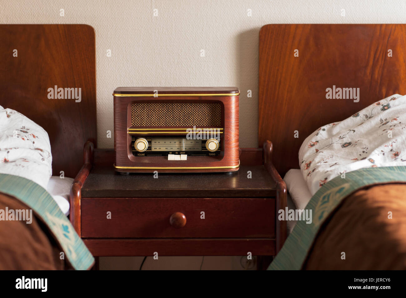 Altes Radio im Schlafzimmer Stockfoto