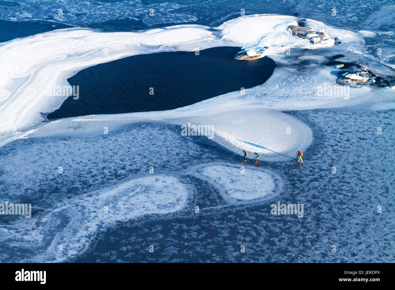 Schlittschuhlaufen auf dem zugefrorenen Wasser Menschen Stockfoto
