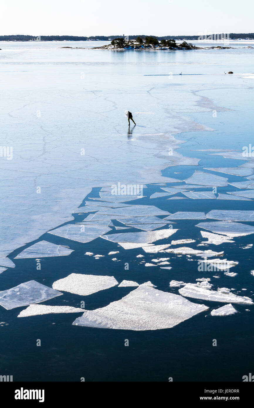 Schlittschuhlaufen auf dem zugefrorenen Wasser Person Stockfoto