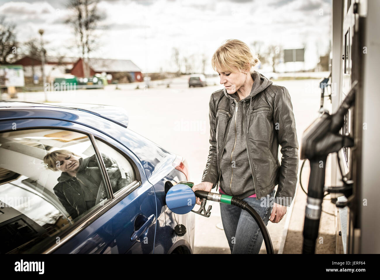 Frau Betankung Auto Stockfoto