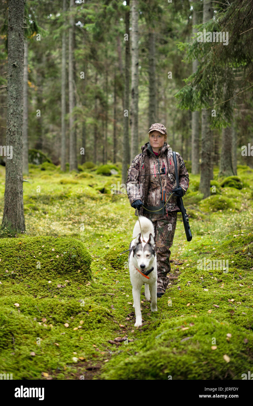 Frau mit Jagdhund im Wald Stockfoto