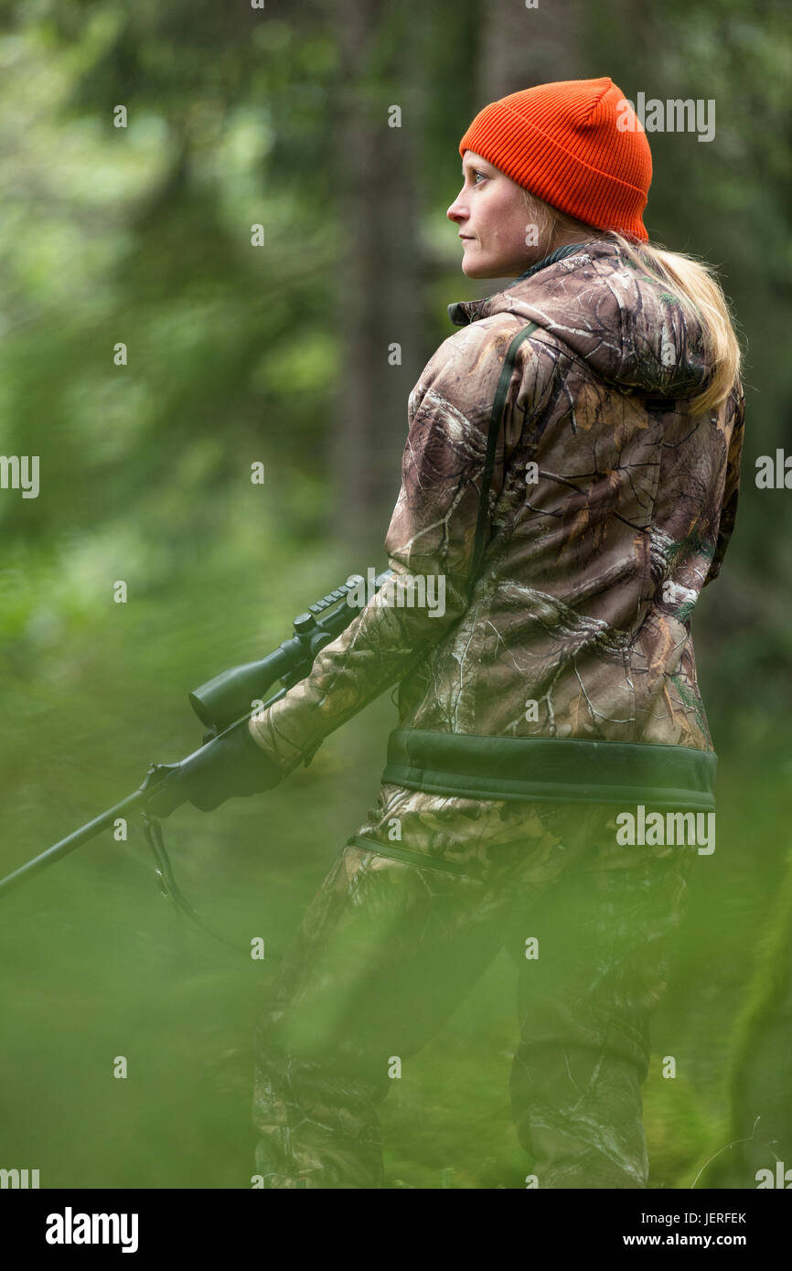 Frau Jagd im Wald Stockfoto