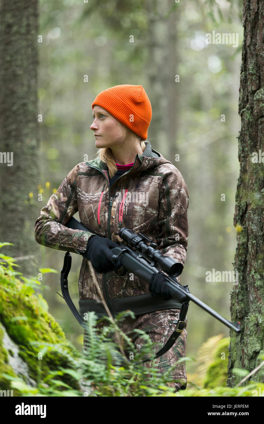 Frau Jagd im Wald Stockfoto