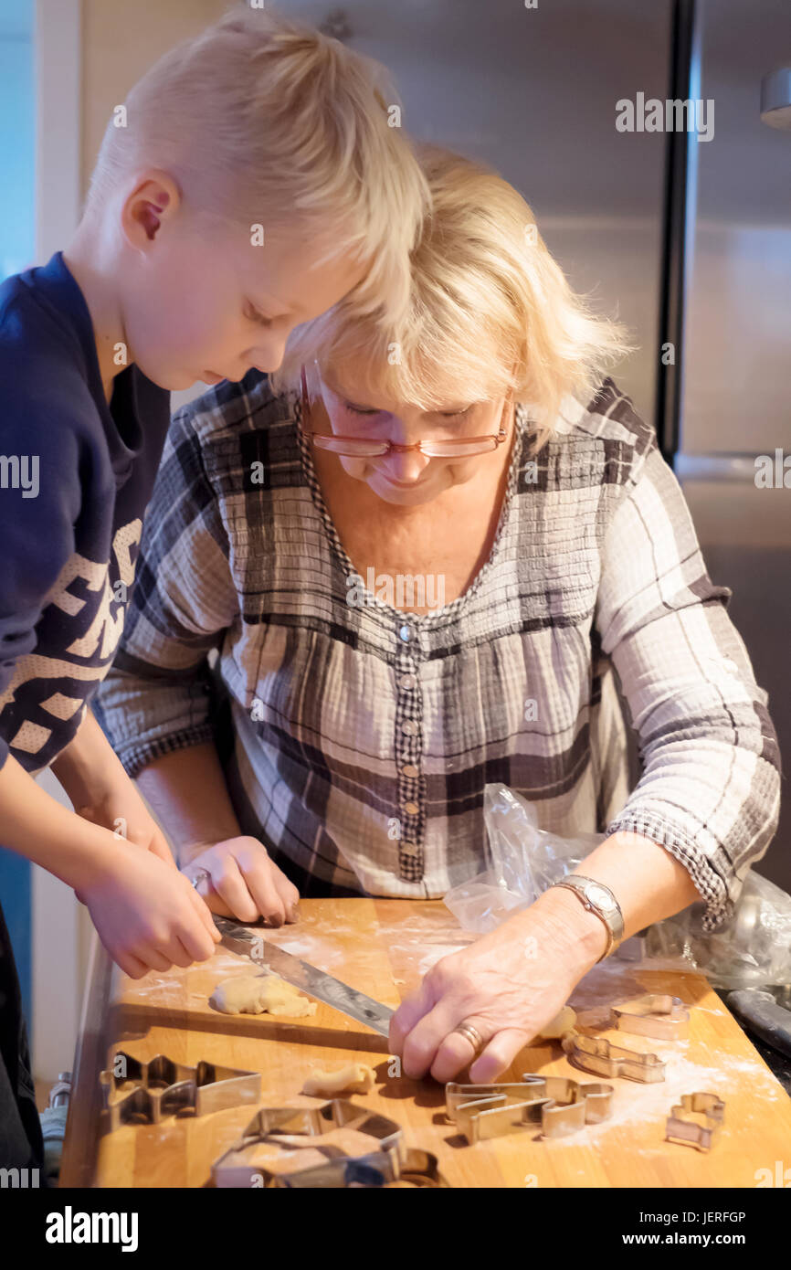 Großmutter mit Enkel Vorbereitung cookies Stockfoto