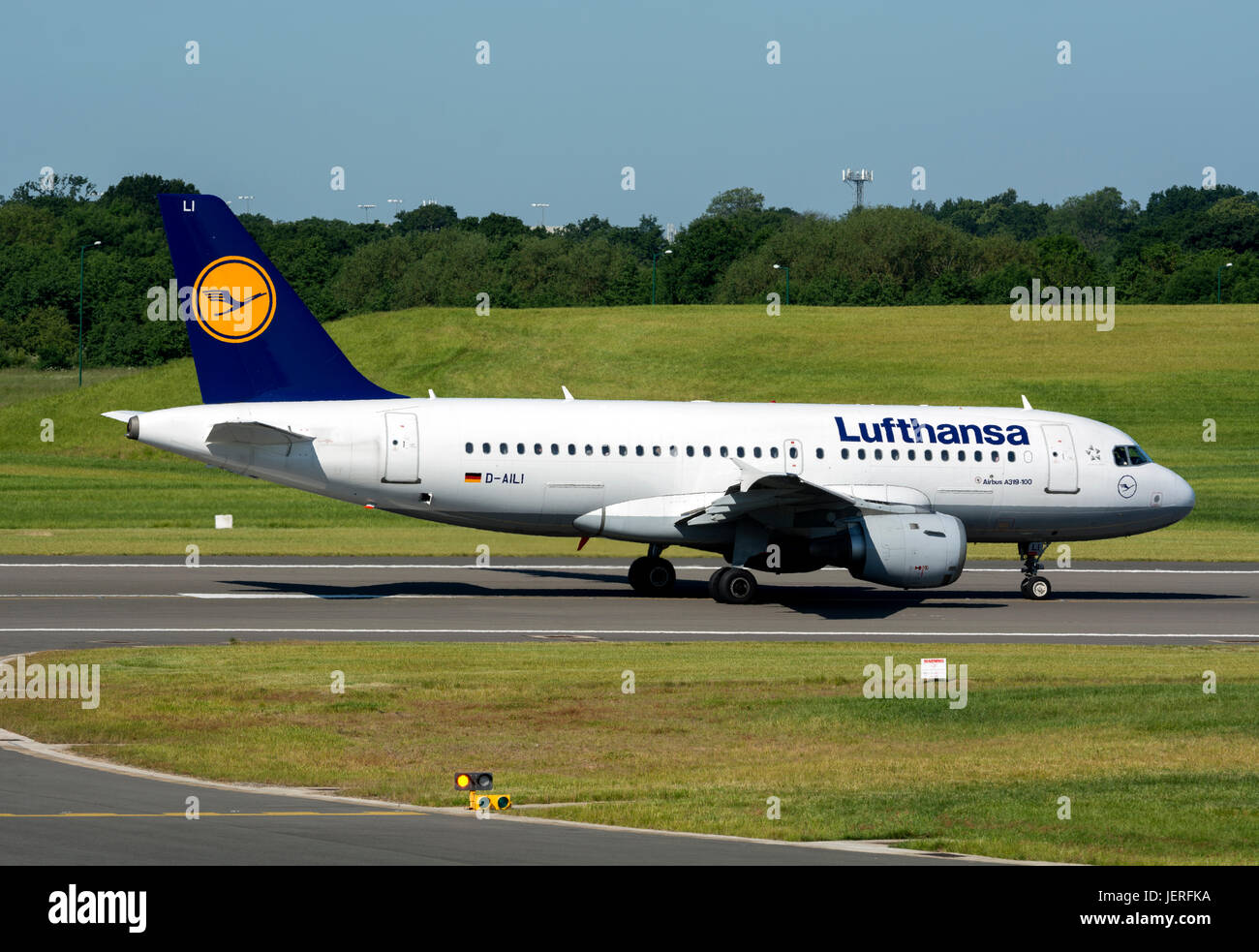 Lufthansa Airbus A319-100 bereit zum abheben am Flughafen Birmingham, UK (D-AILI) Stockfoto