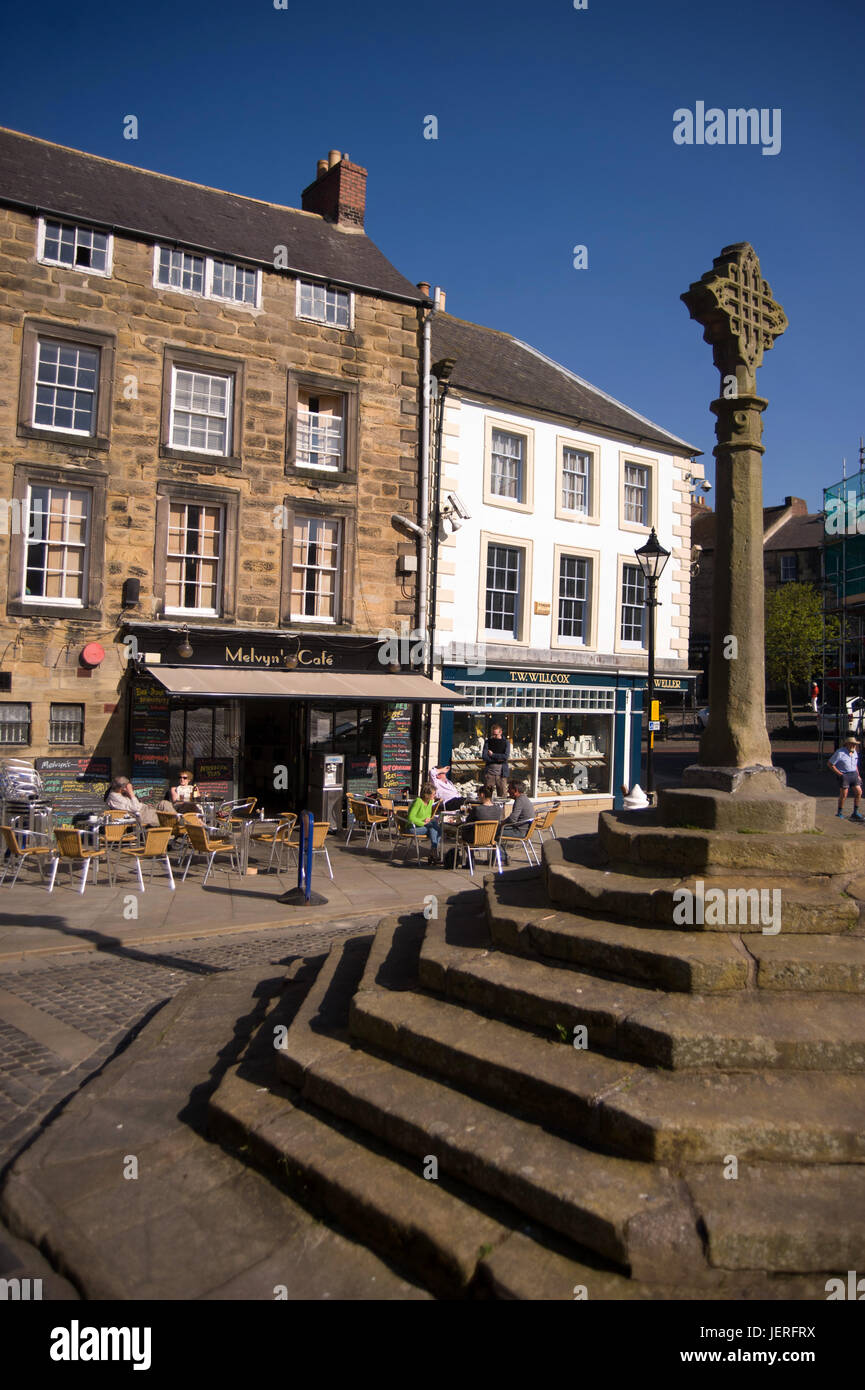 Der Marktplatz und die Markt-Kreuz, Alnwick, Northumberland Stockfoto