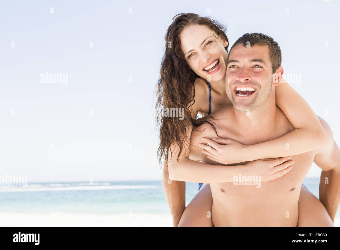 Freund geben Schweinchen zurück zur Freundin Stockfoto