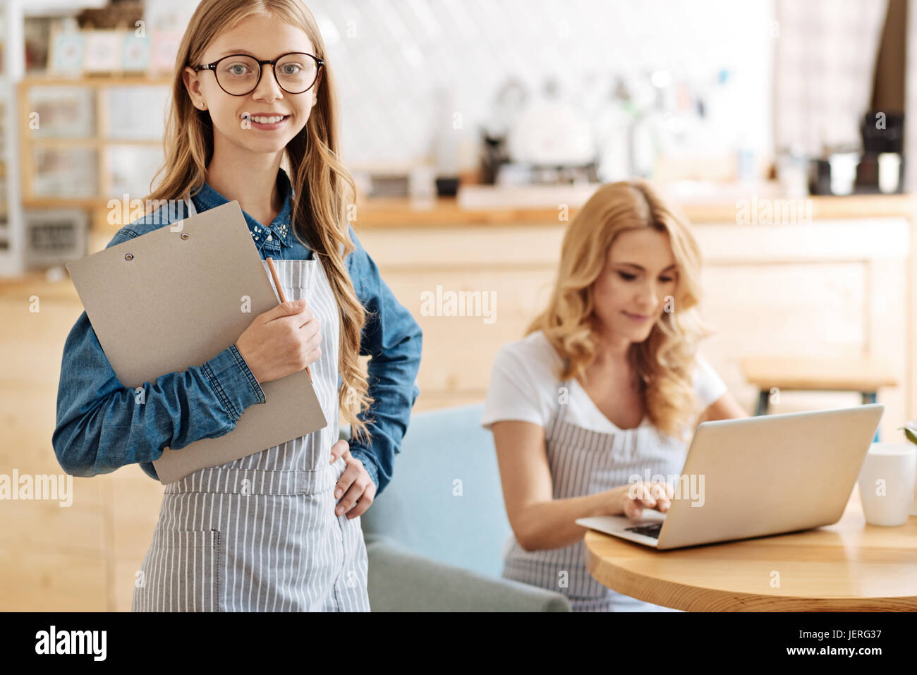 Teenager-Mädchen mit einem Blatthalter posiert in der Café-bar Stockfoto