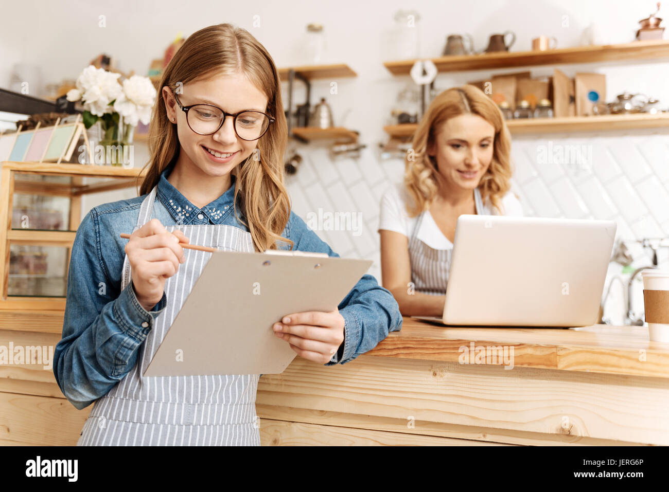 Angenehme Teenager Barista Überprüfung ihrer to-do-Liste Stockfoto