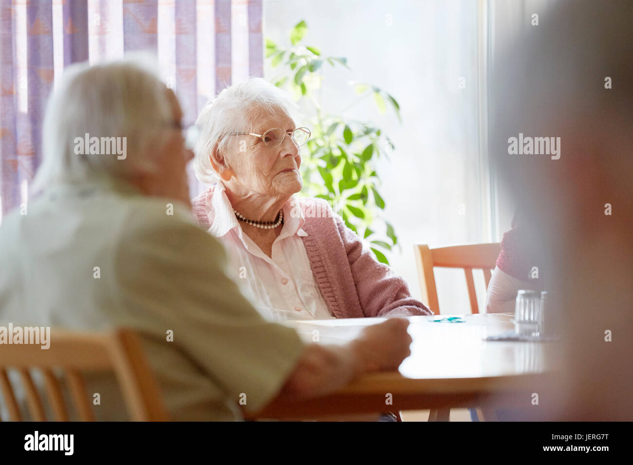 Ältere Menschen in Care Home Stockfoto