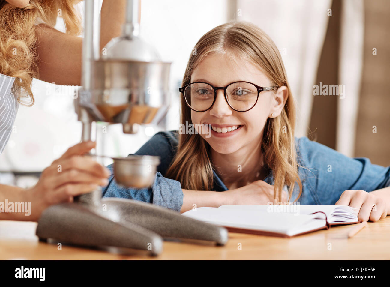 Süße blonde Mädchen lernen, wie man ein Barista sein Stockfoto