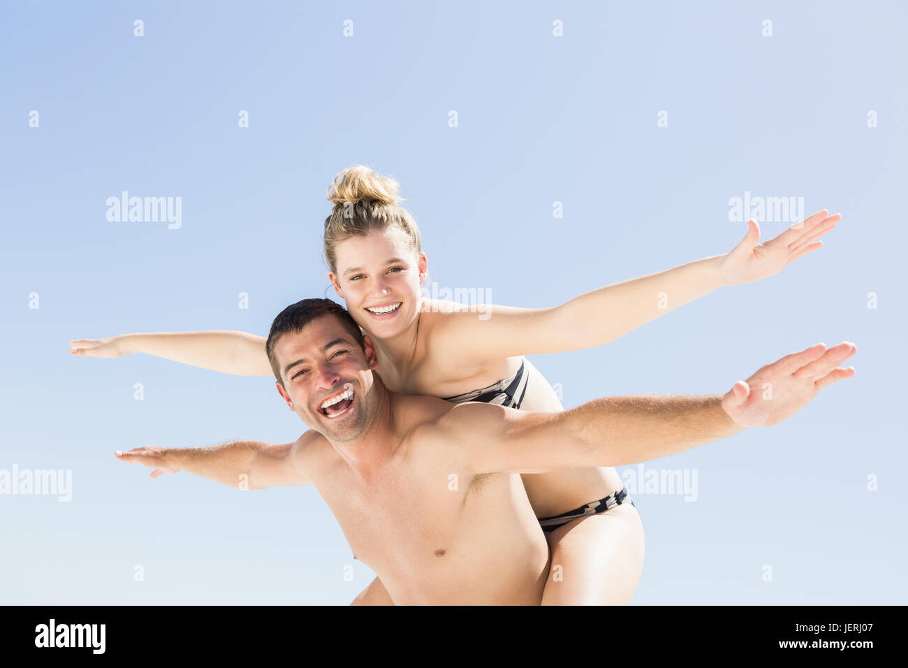 Freund geben Schweinchen zurück zur Freundin Stockfoto