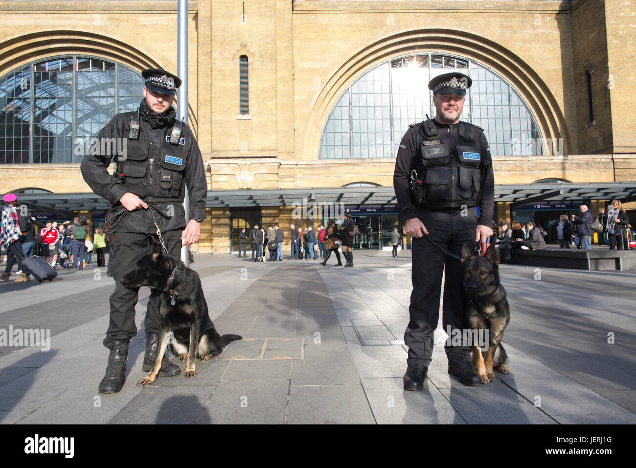 Metropolitan Police Dog Gerät außerhalb Kings Cross Station, London