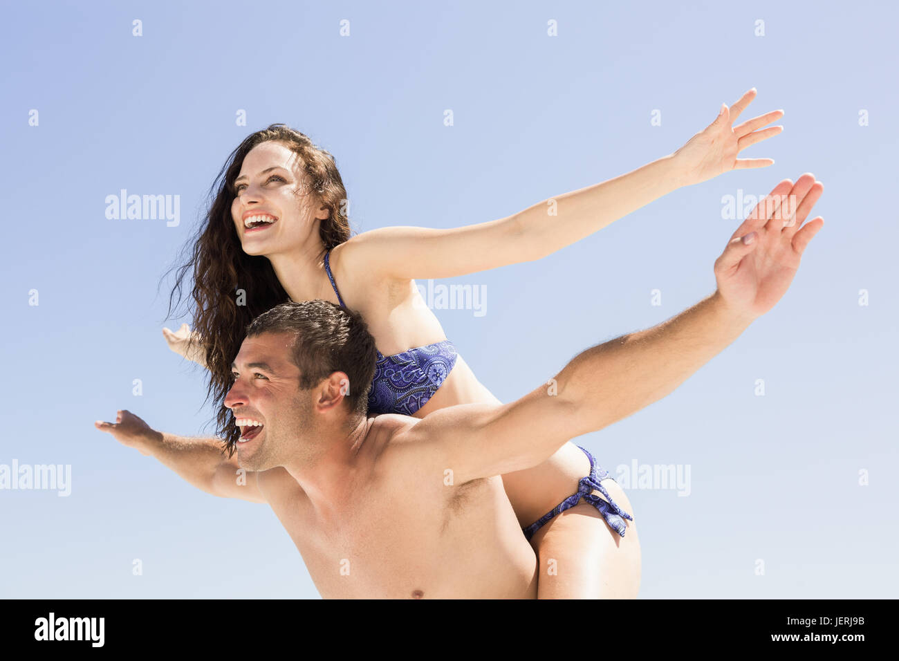 Freund geben Schweinchen zurück zur Freundin Stockfoto