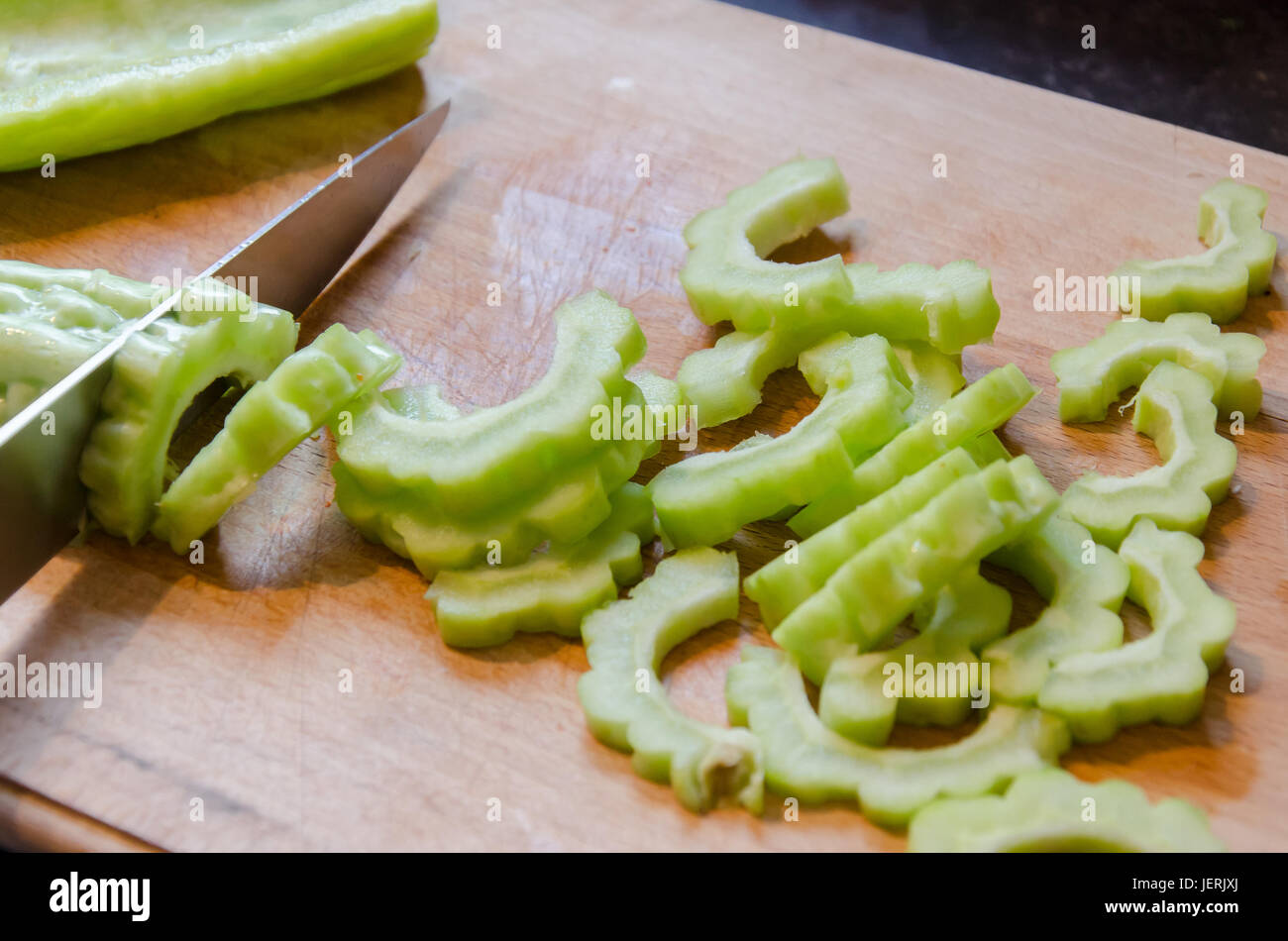 Bitteren Melone vorbereiten. Stockfoto
