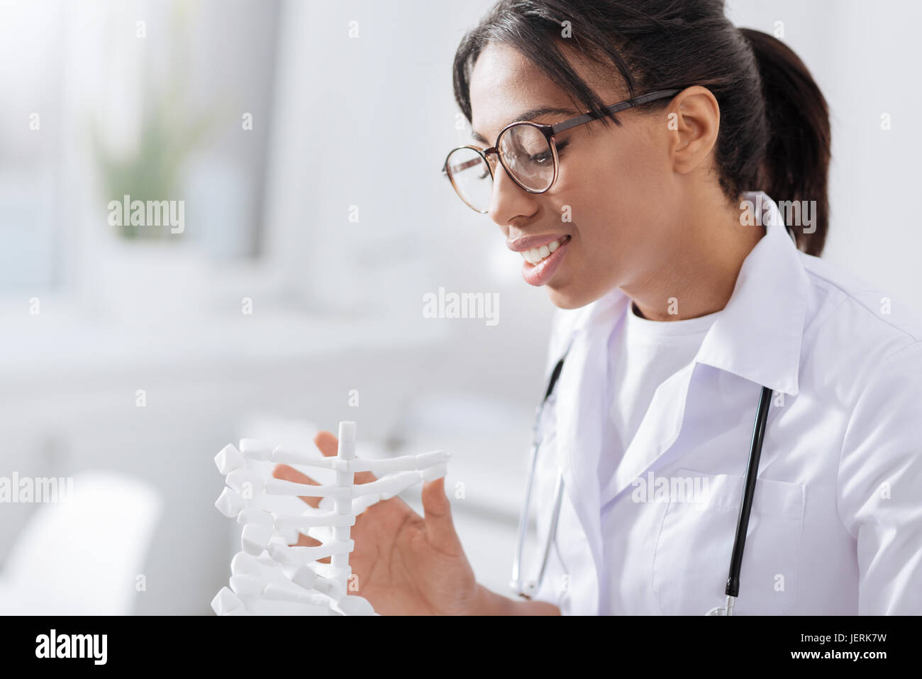 Intelligente, attraktive Frau dabei eine wissenschaftliche Forschung Stockfoto