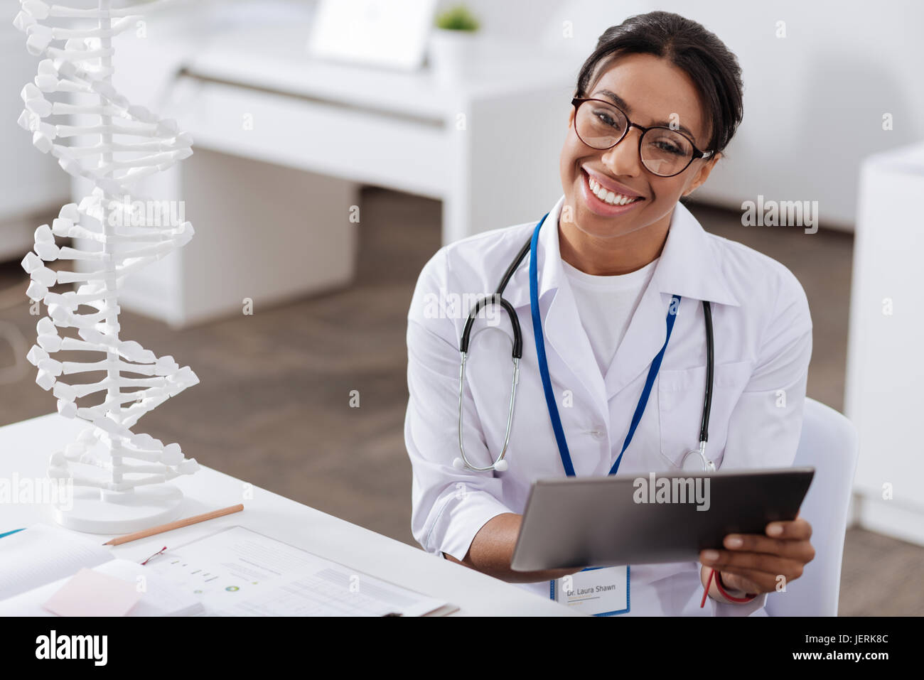 Fröhliche erfahrenen Arzt mit einem tablet Stockfoto