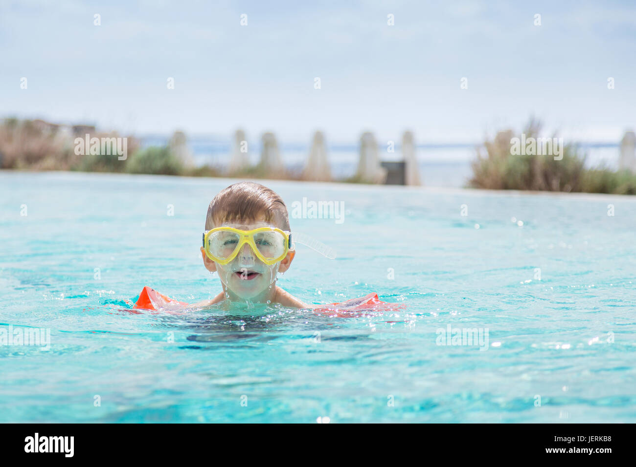 Junge, Schwimmen im Schwimmbad Stockfoto
