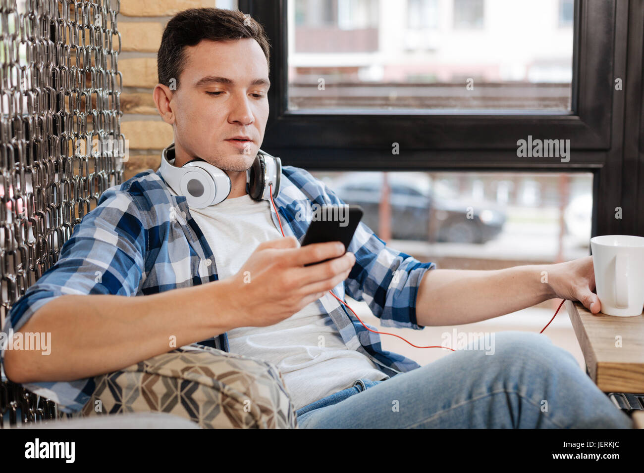 Interessierte nachdenklicher Mann den Newsfeed lesen Stockfoto