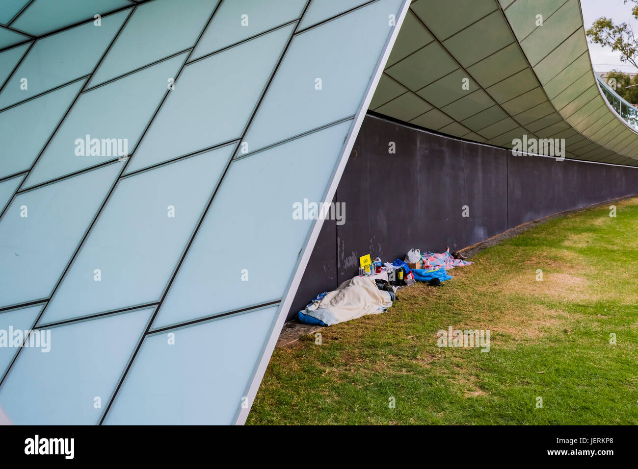 Obdachlose schlafen unter der River Torrens Fußgängerbrücke in Adelaide, South Australia Stockfoto