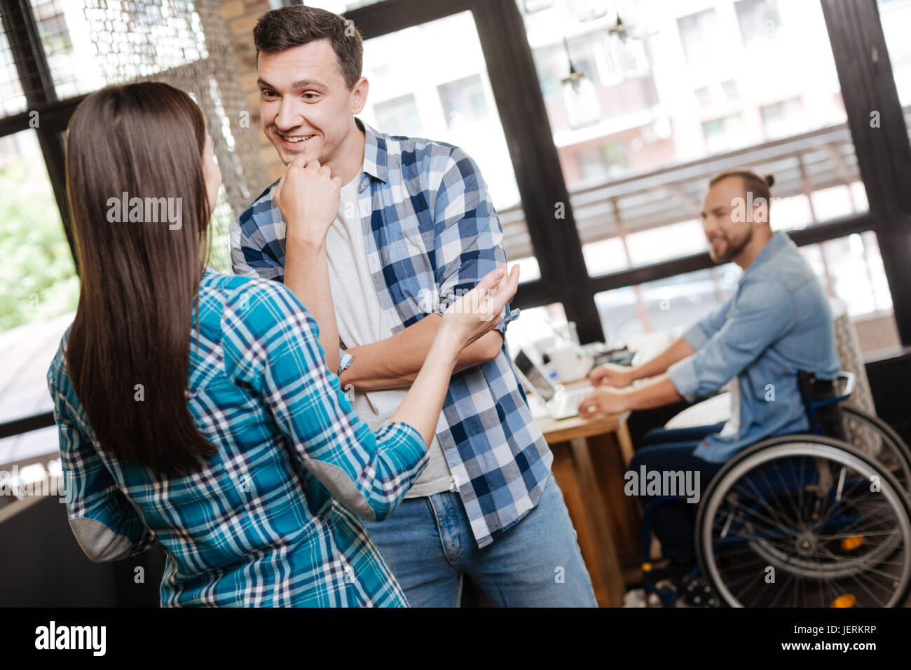 Positiven gesprächig Kerl seinen alten Freund zu treffen Stockfoto