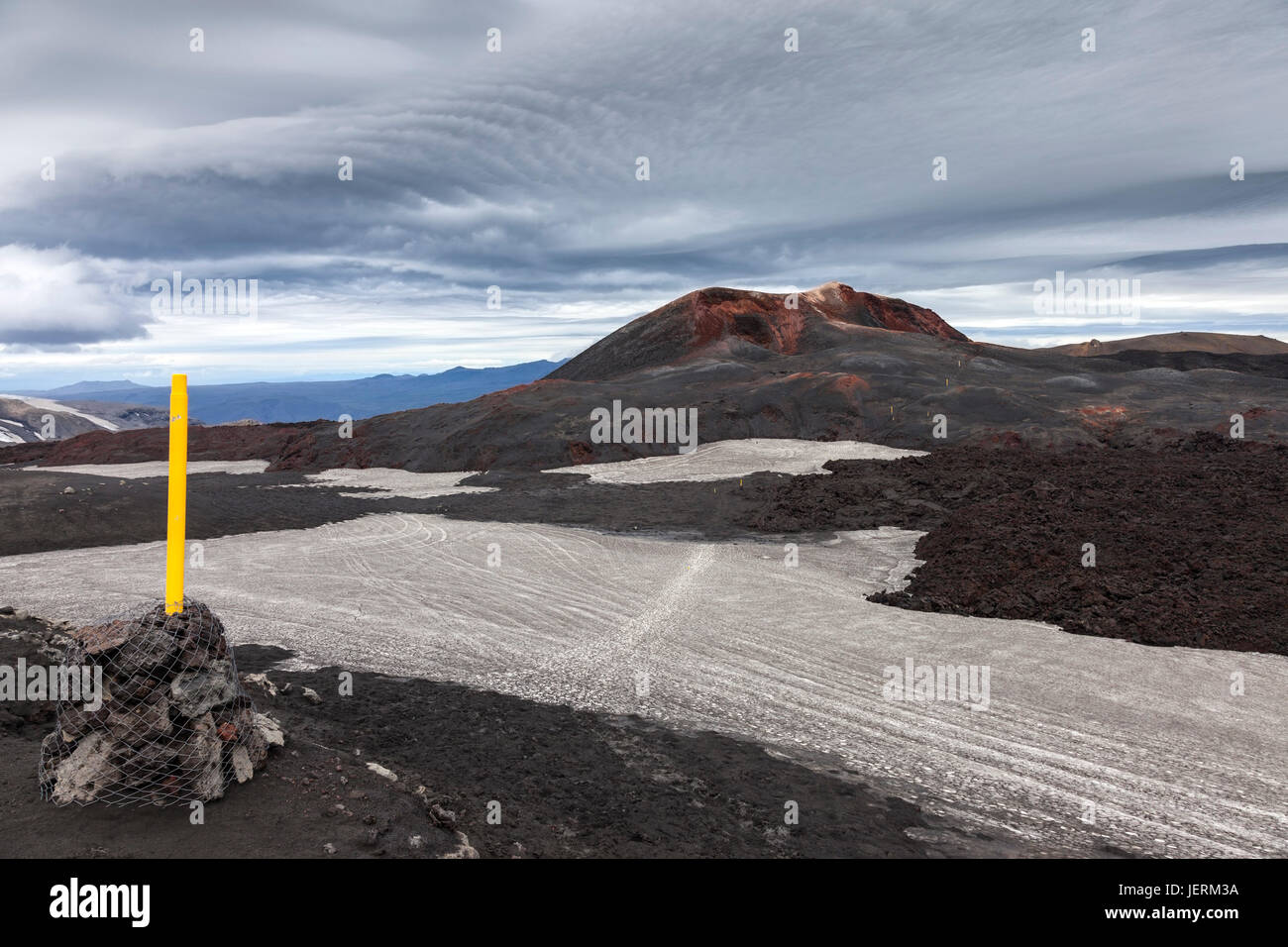 Gelben Weg Marker am Standort erste Ausbruch des Vulkans Eyjafjallajökull in der Fimmvorouhals Pass mit Kratern und Hügeln von Magni und Modi Ich Stockfoto