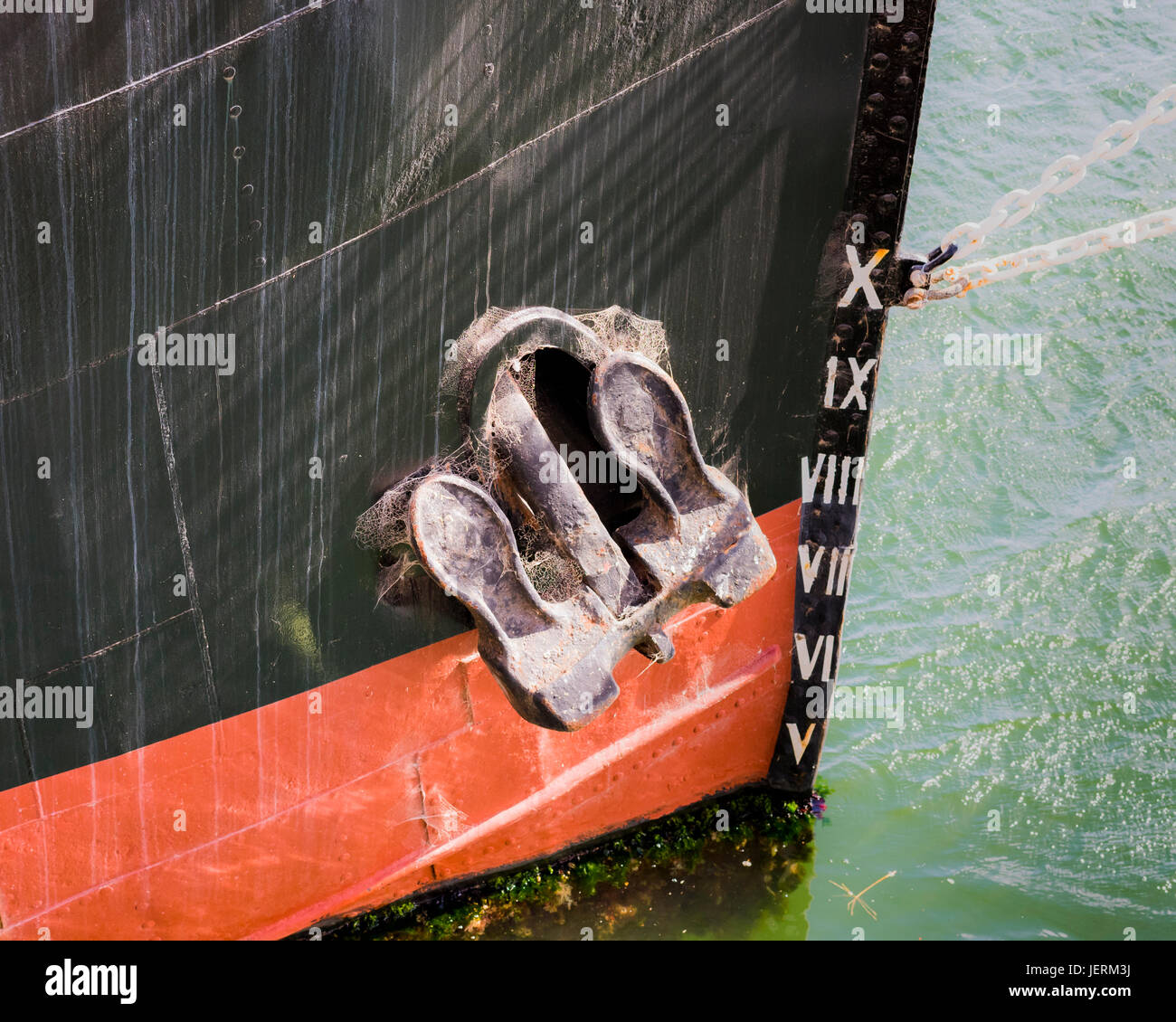 Anker und Wasserstand Markierungen auf altes Schiff vertäut am Port Adelaide, Südaustralien Stockfoto