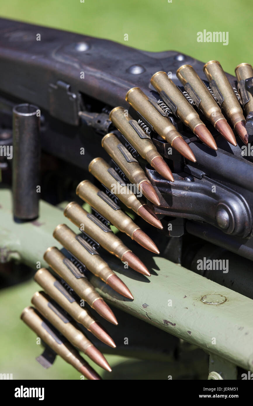 Nahaufnahme eines deutschen MG 42 Maschinengewehr und Munition Stockfoto