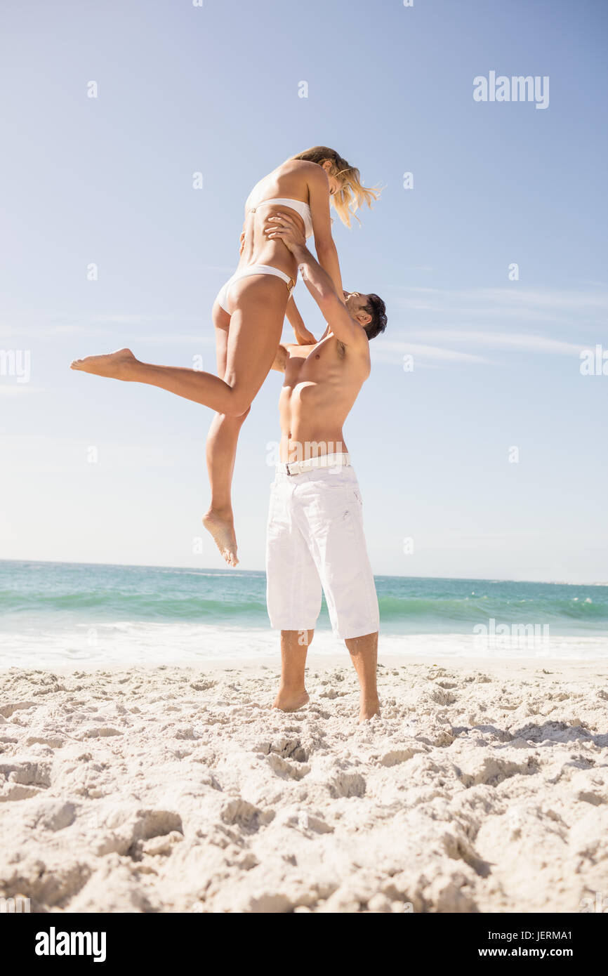 Freund seine Freundin anheben Stockfoto