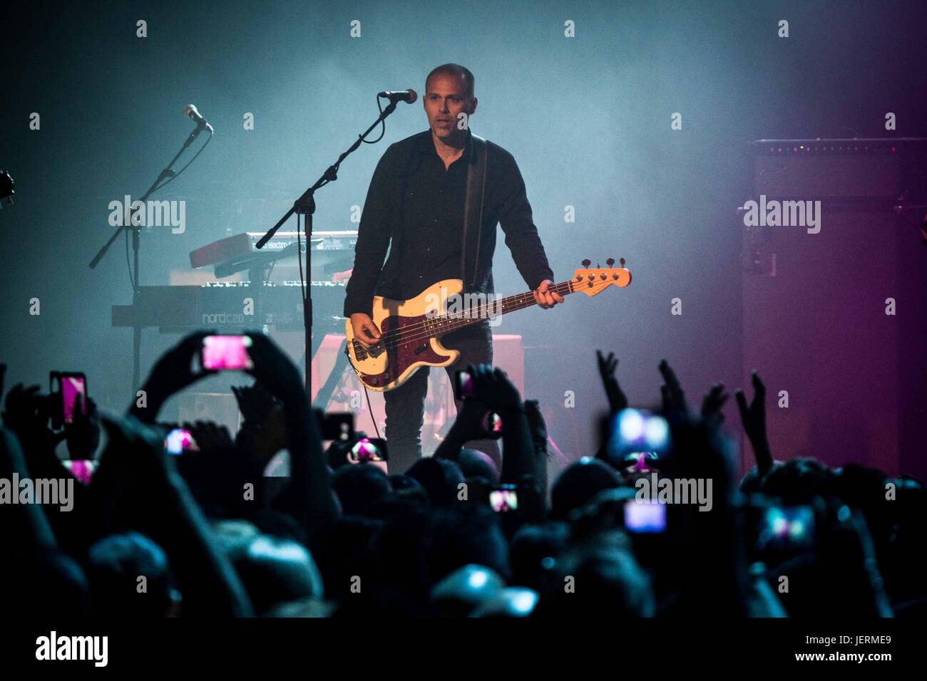 Mailand, Italien. 26. Juni 2017. Grant Fitzpatrick von der britischen Rockband The Cult abgebildet auf der Bühne, wie sie auf Alcatraz in Mailand, Italien: Roberto Finizio/Pacific Press/Alamy Live News Stockfoto