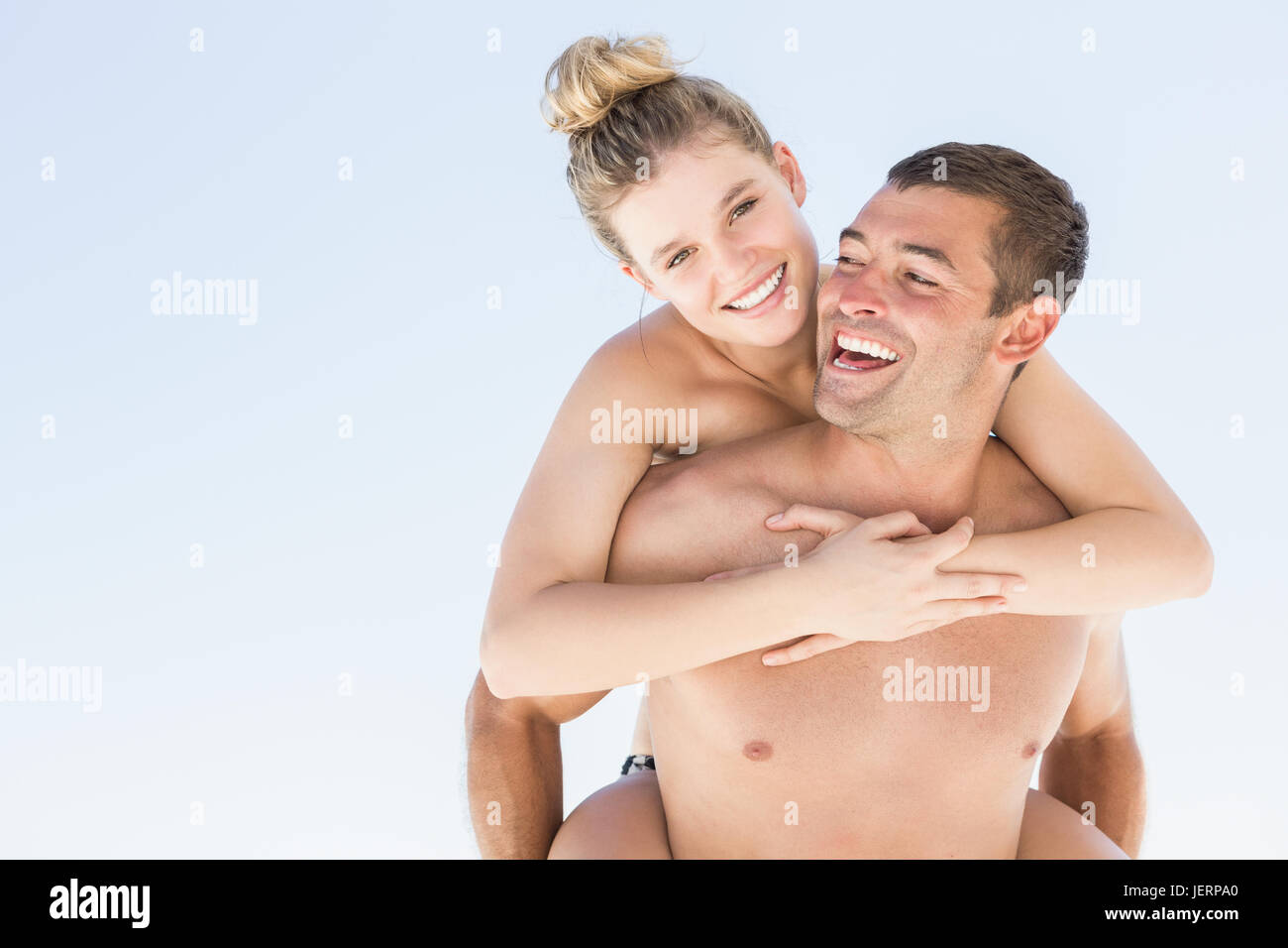 Freund geben Schweinchen zurück zur Freundin Stockfoto