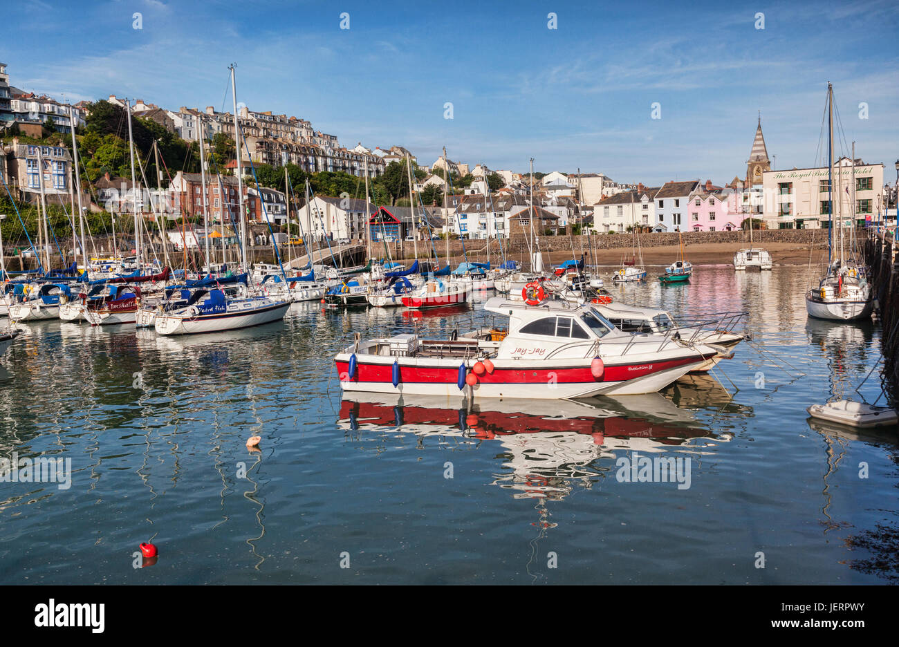 14. Juni 2017: Ilfracombe, Devon, England, UK - Boote im Hafen an einem hellen Sommertag. Stockfoto