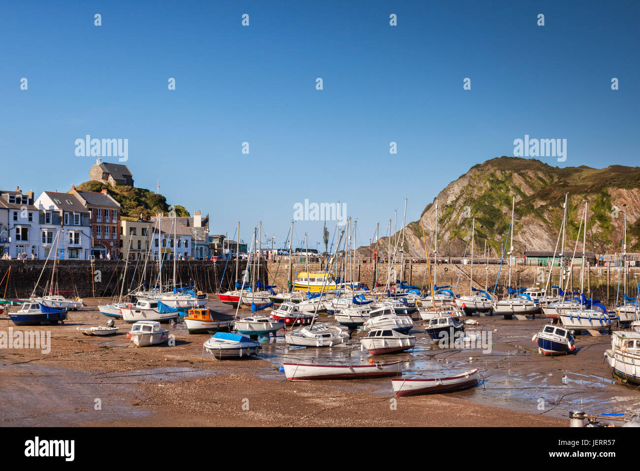 17. Juni 2017: Ilfracombe, North Devon, England, UK - Hafen bei Ebbe an einem sonnigen Sommerabend mit Hilldsborough Hill auf der rechten Seite und Lante Stockfoto