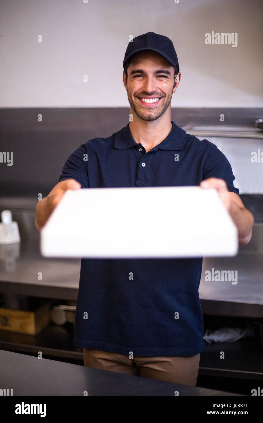 Mann mit Pizzaanlieferungskastens Stockfoto