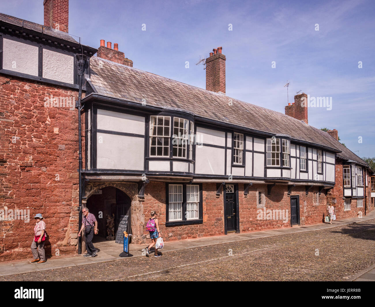 20. Juni 2017: Exeter, Devon, UK - Häuser in der Kathedrale in der Nähe, Exeter, über das Grün von der Kathedrale entfernt. Stockfoto
