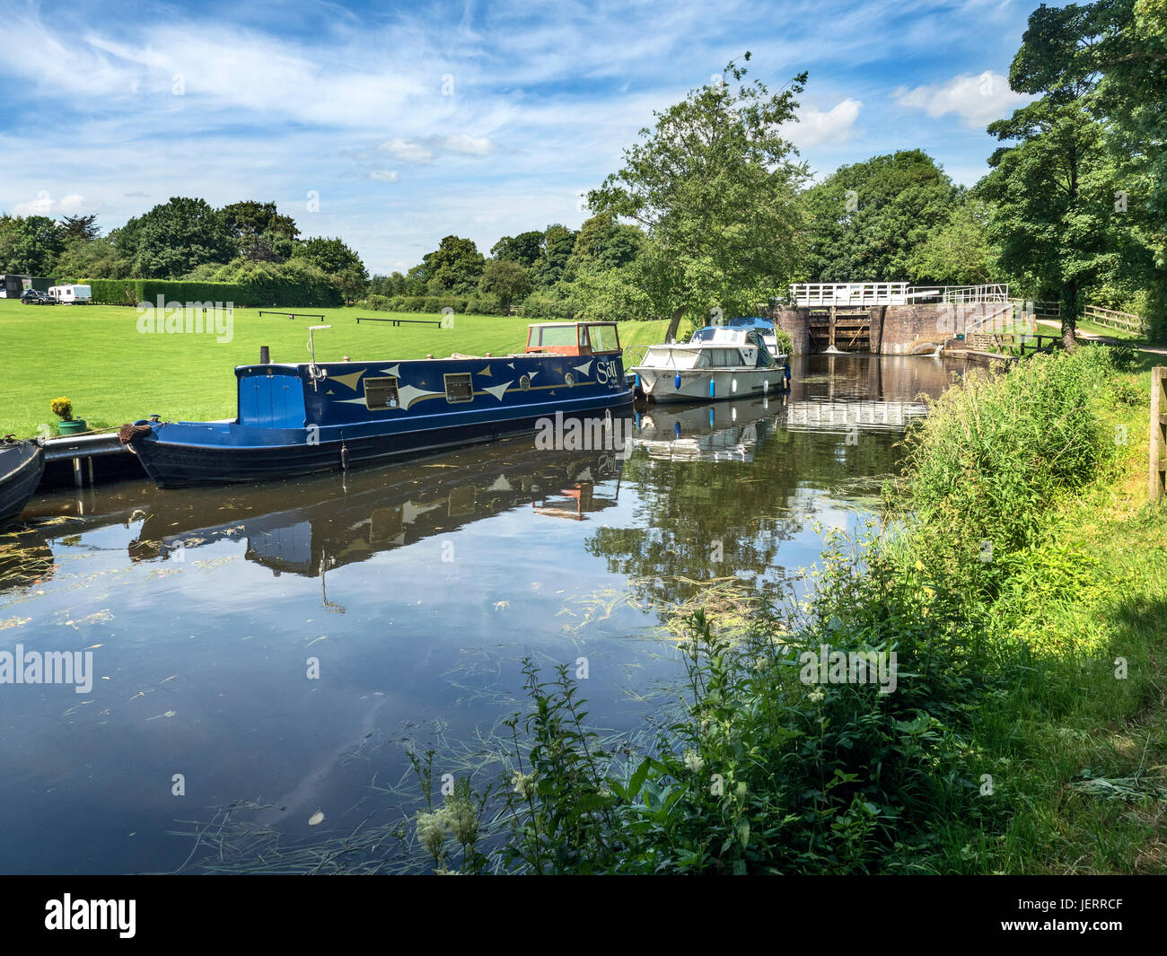 Narrowboat und Riverboat in Ripon Kanal unter Rhodesfield sperren, Ripon North Yorkshire England Stockfoto