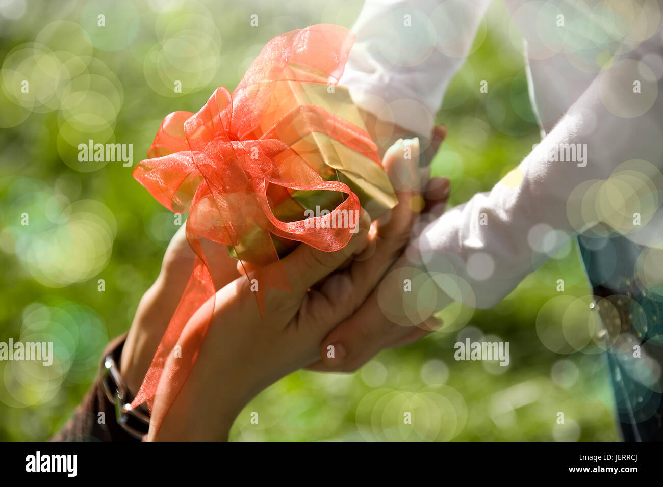 Geschenk für Mutter Kind hautnah Stockfoto