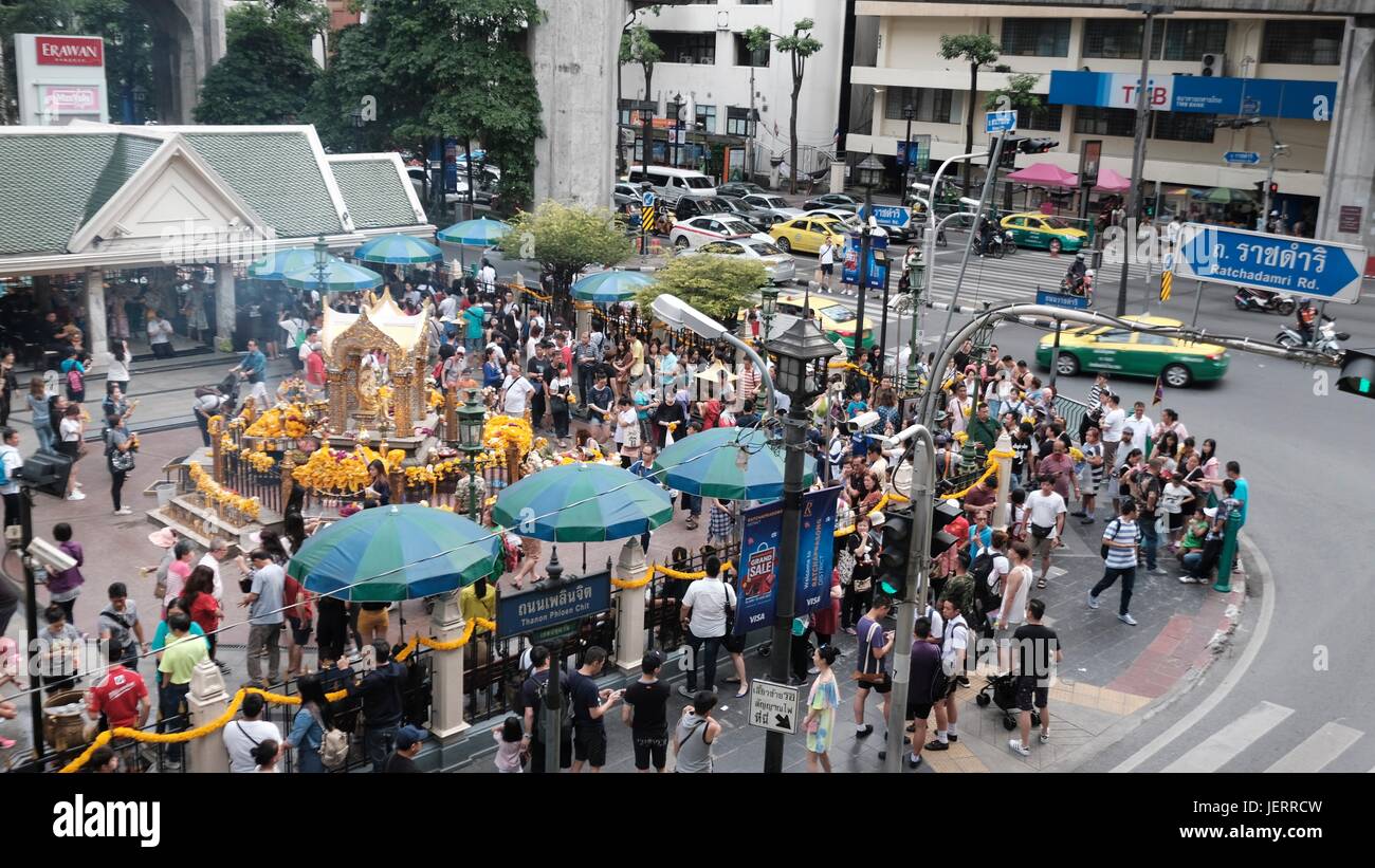 Erawan-Schrein San Thao Maha Phrom Pathum Wan, Bangkok Thailand Südostasien Kreuzung Ploenchit und Rajadamri Road Stockfoto