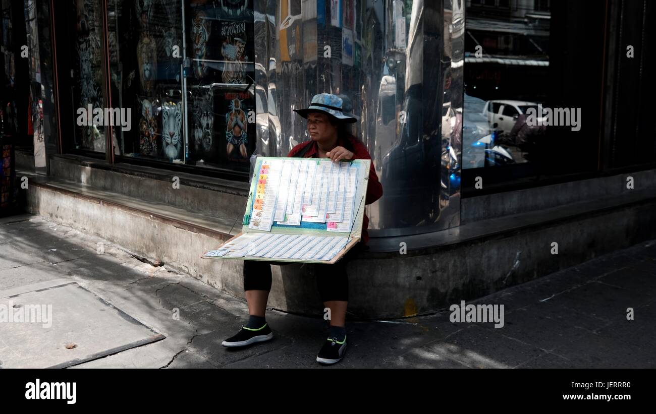 Thai Lady Selling Lotterie Tickets Shophouse Filialen in Pratunam Markt Bangkok Thailand Stockfoto