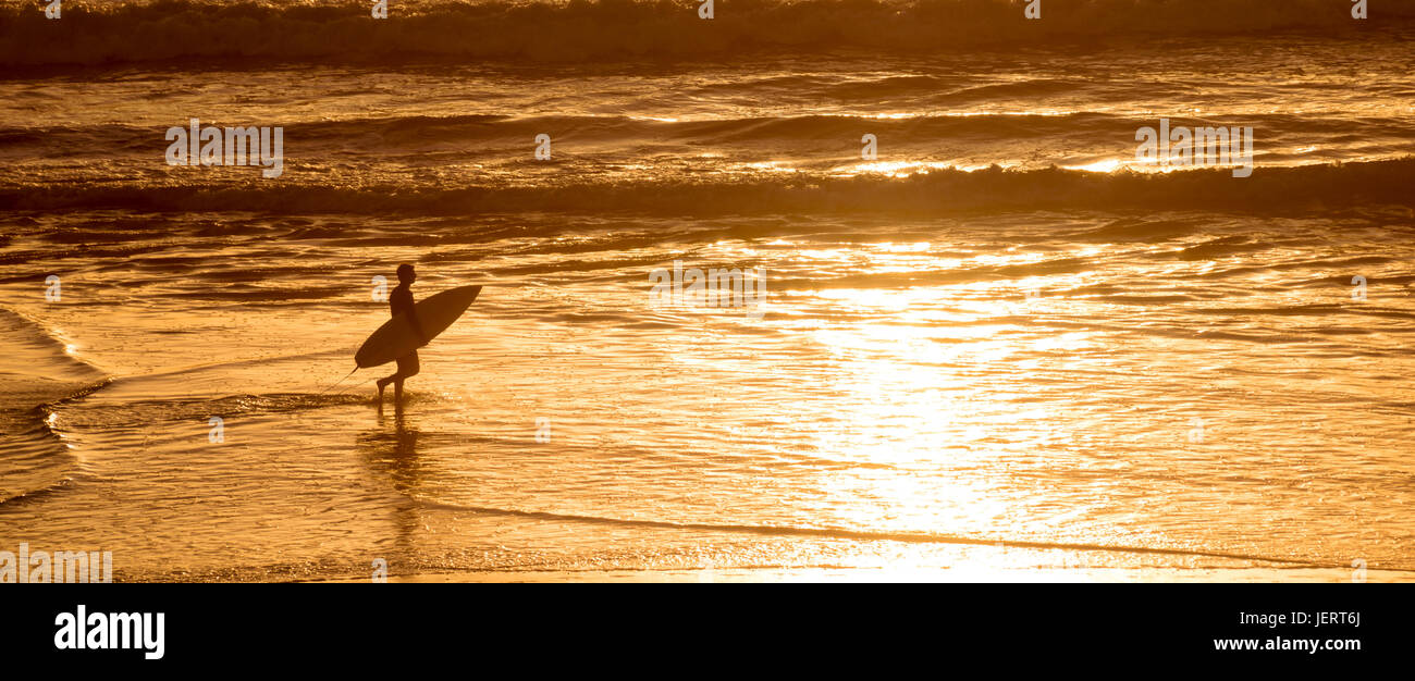 Silhouette der Surfer bei Sonnenuntergang am Atlantik in Lacanau-Frankreich, Panorama und Surf-Konzept Stockfoto