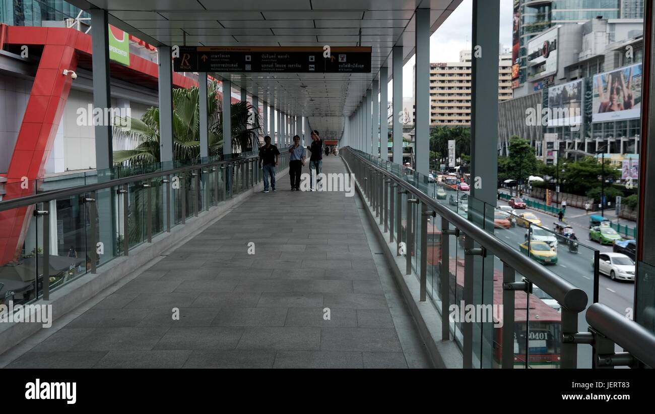 3 Männer auf dem neuen Skywalk auf Ratchadamri Road Bangkok Thailand Stockfoto