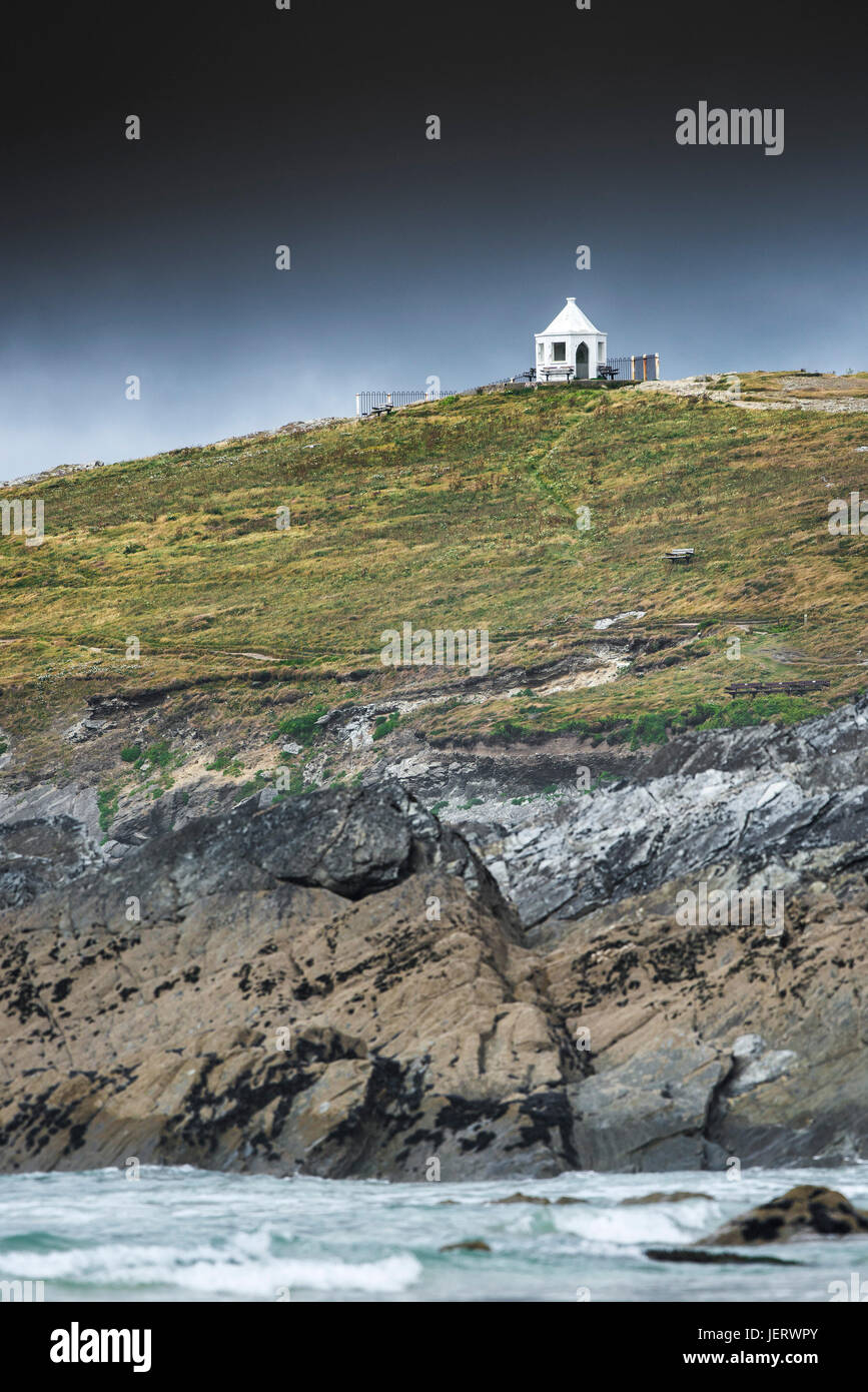 Dunkle Regenwolken über eine kleine weiße Suche Gebäude an der Oberseite Towan Landzunge in Newquay, Cornwall. Stockfoto