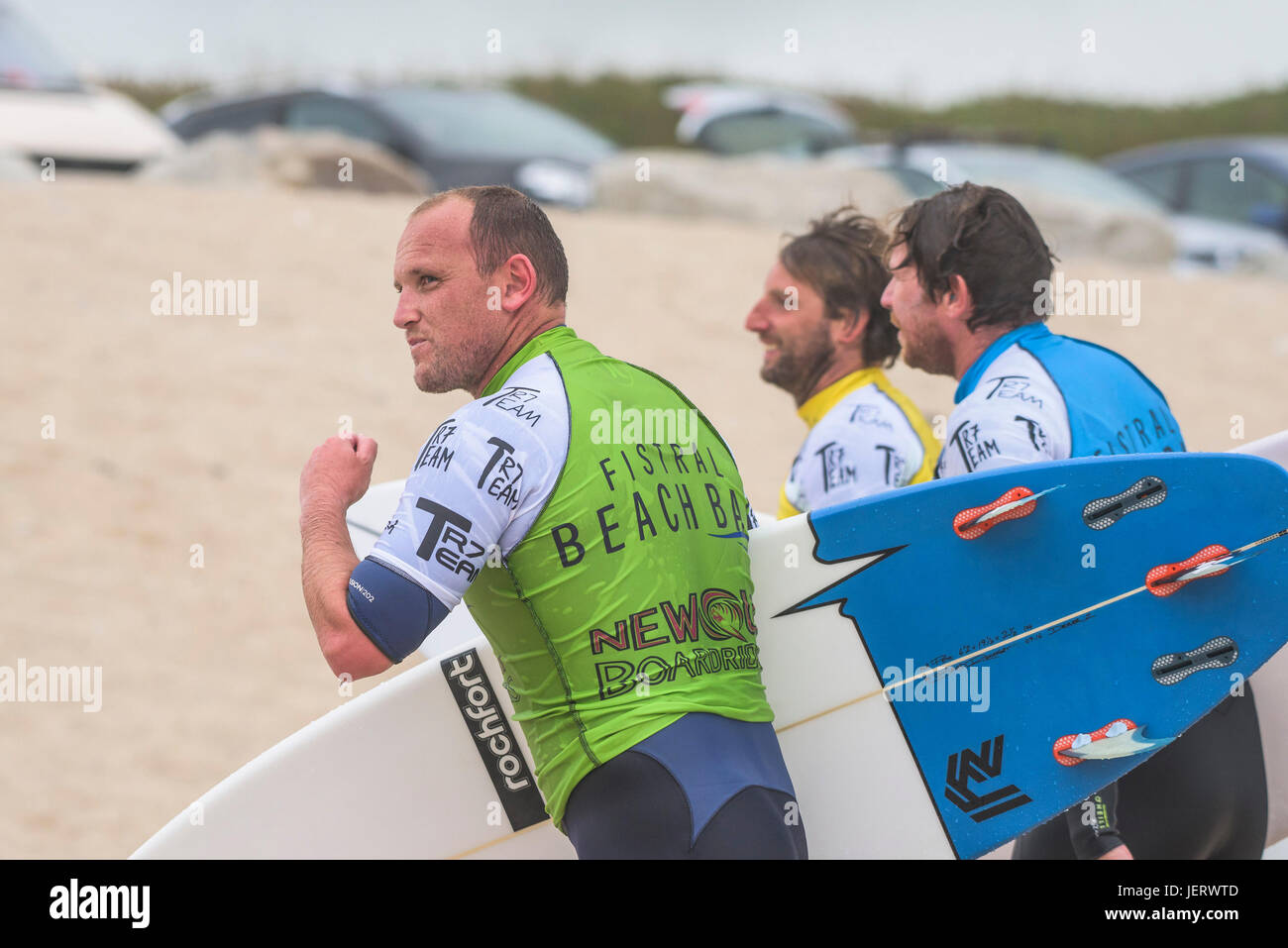 Surfen-UK.  Surfer verlassen Fistral Beach nach dem Wettkampf in einem Surf-Wettbewerb in Newquay, Cornwall Stockfoto