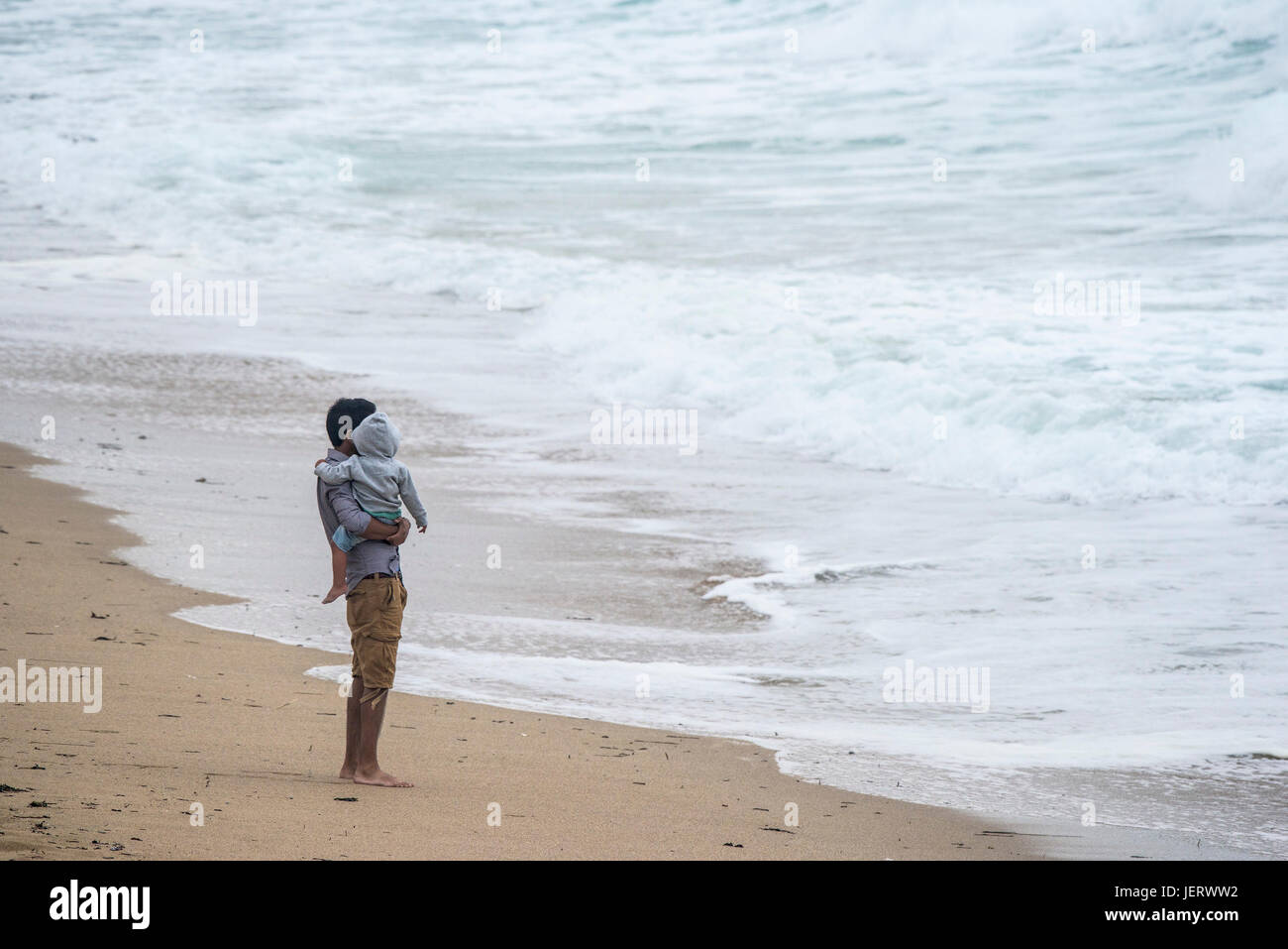 Ein Vater und sein Kind, das Meer zu beobachten. Stockfoto